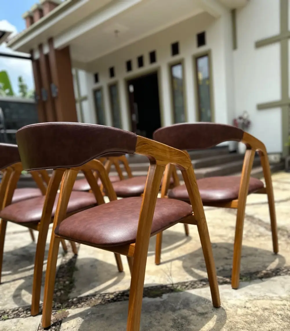 Kursi Cafe Kayu Jati Sandaran Lengkung Jok Kulit – Minimalis Mewah & Ergonomis