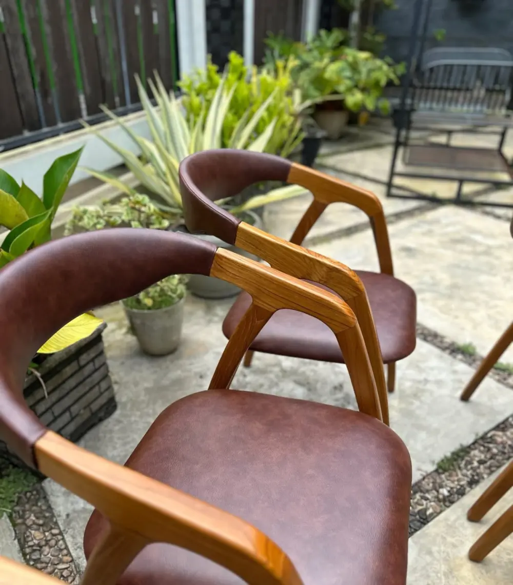 Kursi Cafe Kayu Jati Sandaran Lengkung Jok Kulit – Minimalis Mewah & Ergonomis