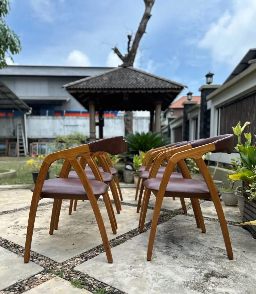 Kursi Cafe Kayu Jati Sandaran Lengkung Jok Kulit – Minimalis Mewah & Ergonomis
