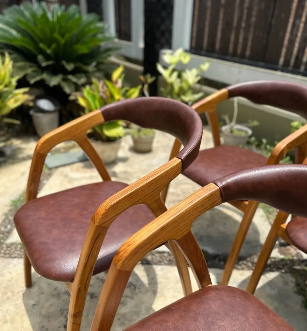 Kursi Cafe Kayu Jati Sandaran Lengkung Jok Kulit – Minimalis Mewah & Ergonomis