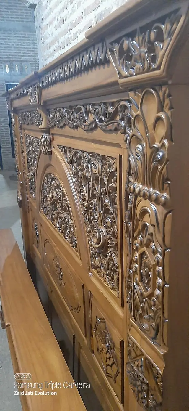 Dipan Gebyok Ukiran Jawa Klasik