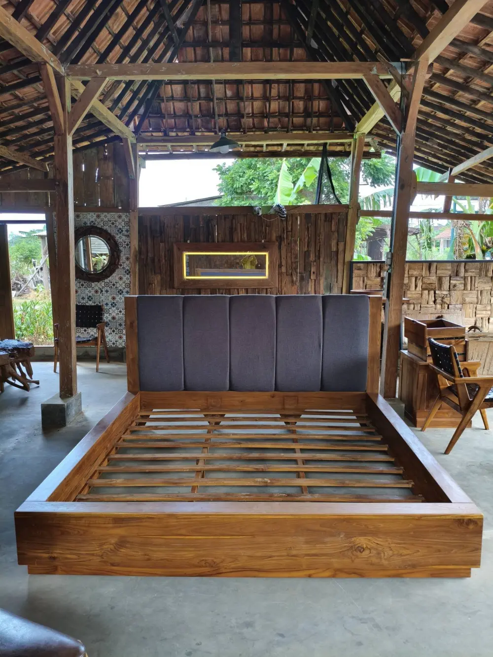 Deskripsi Produk Tempat Tidur Kayu Jati Ukuran 180x200 (King Size)