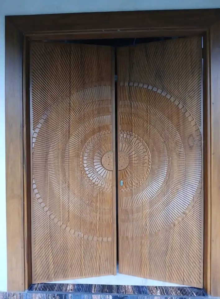 PINTU & KUSEN KAYU JATI MOTIF ORNAMEN – ELEGAN, ARTISTIK & BERKELAS