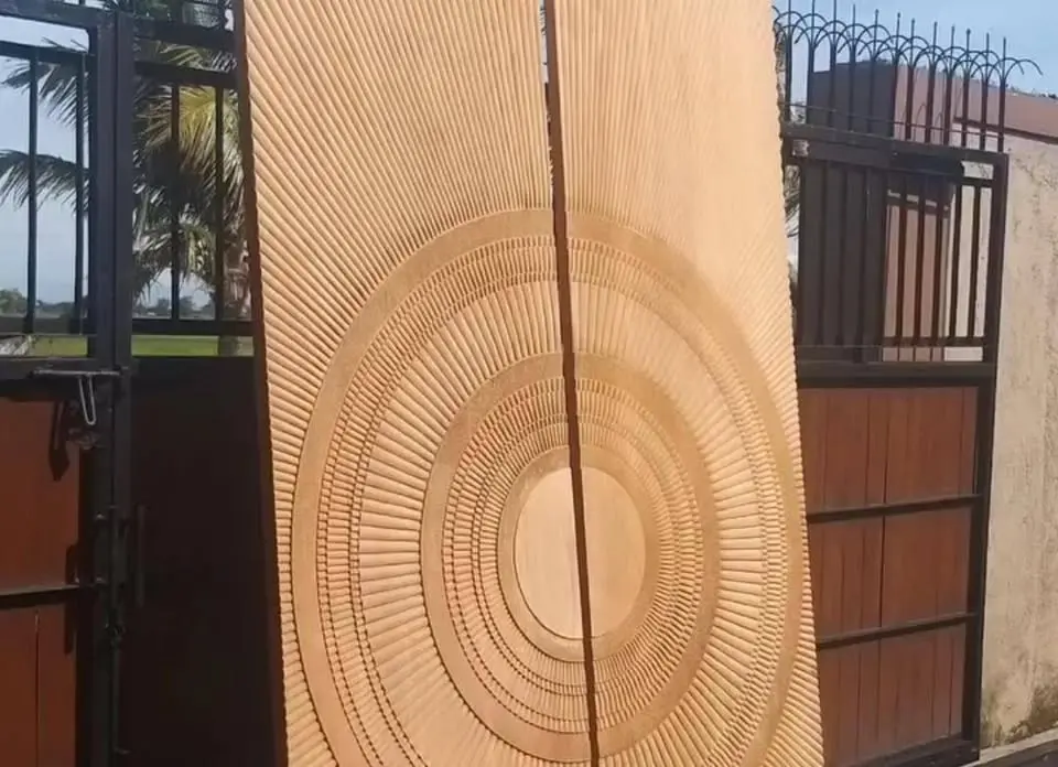 PINTU & KUSEN KAYU JATI MOTIF ORNAMEN – ELEGAN, ARTISTIK & BERKELAS