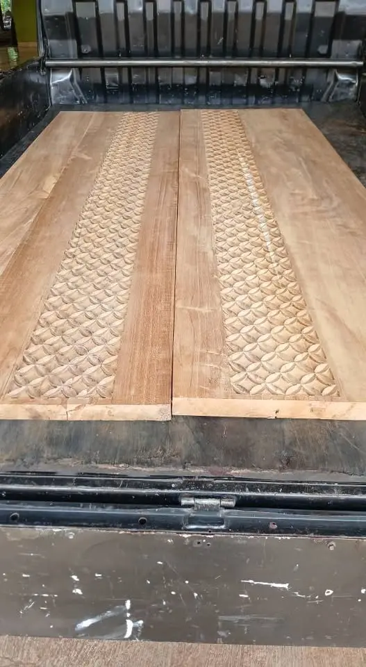 PINTU & KUSEN KAYU JATI MOTIF ORNAMEN – ELEGAN, ARTISTIK & BERKELAS