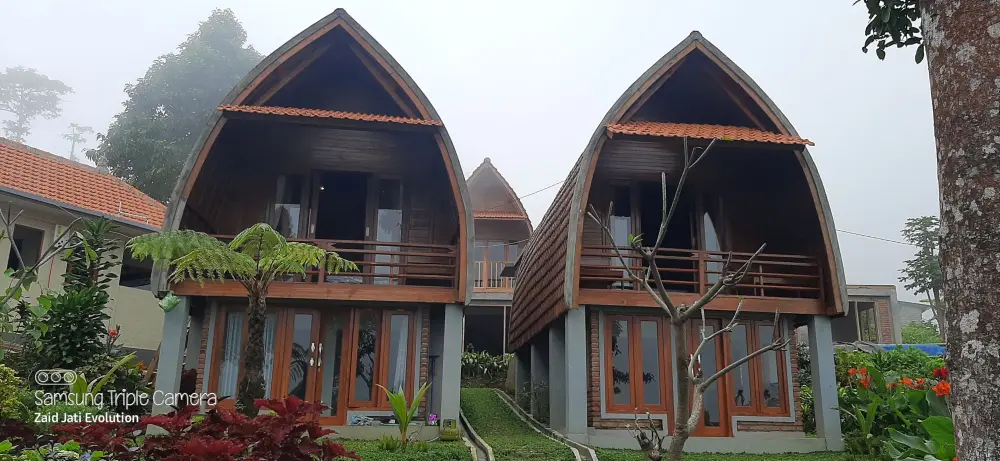 Bungalow Kayu Jati Khas Lengkung Ukuran 4x6 Meter – Hunian Estetik, Natural & Bernuansa Resort Mewah
