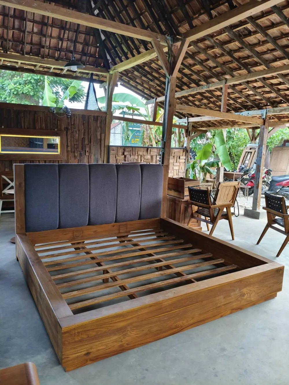 Deskripsi Produk Tempat Tidur Kayu Jati Ukuran 180x200 (King Size)